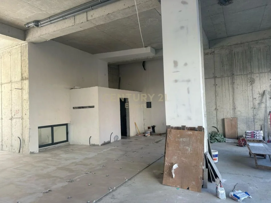 Tirane, jepet me qera ambjent biznesi Kati 0, 250 m² 3.000 € (Bulevardi i Ri)