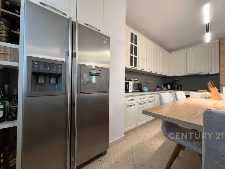 Durres, jepet me qera apartament 2+1 Kati 8, 105 m² 1.050 € (Stacioni i trenit)