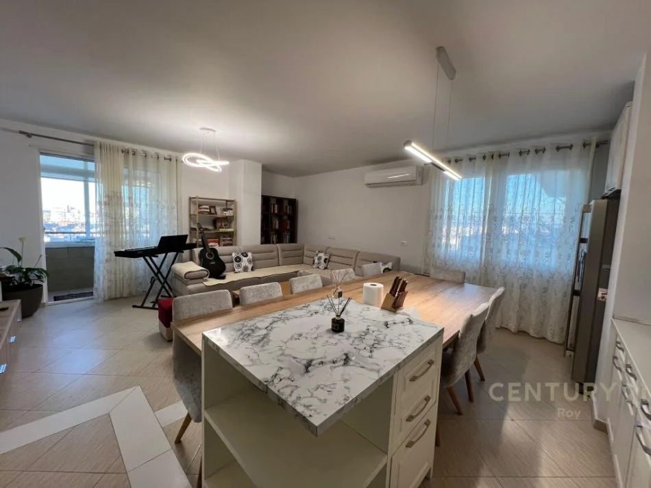 Durres, jepet me qera apartament 2+1 Kati 8, 105 m² 1.050 € (Stacioni i trenit)