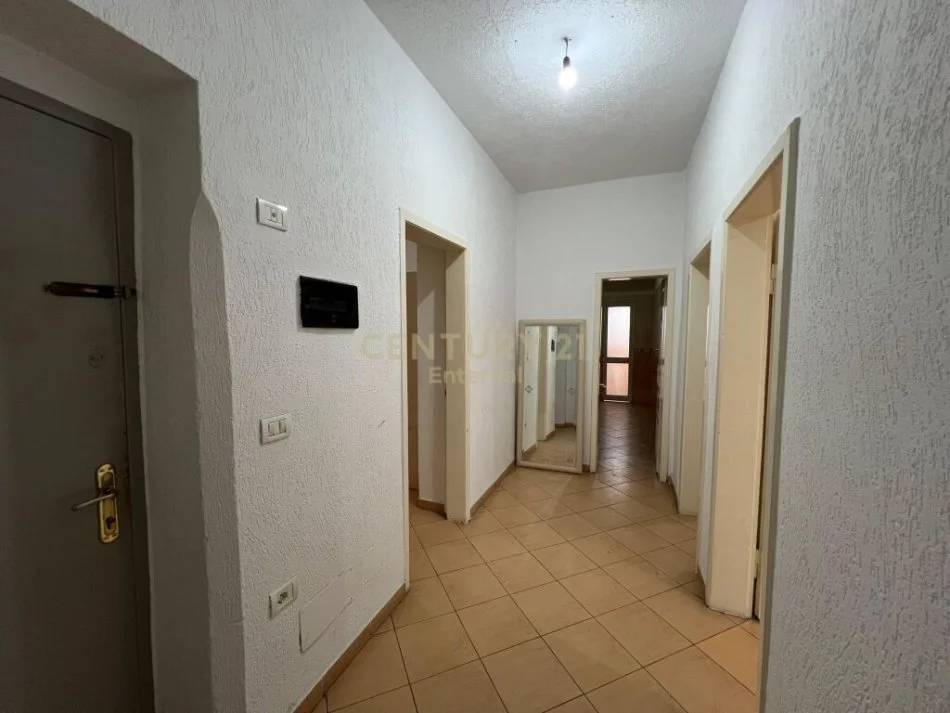Tirane, jepet me qera ambjent biznesi Kati 1, 99 m² 600 € (Sheshi Willson)
