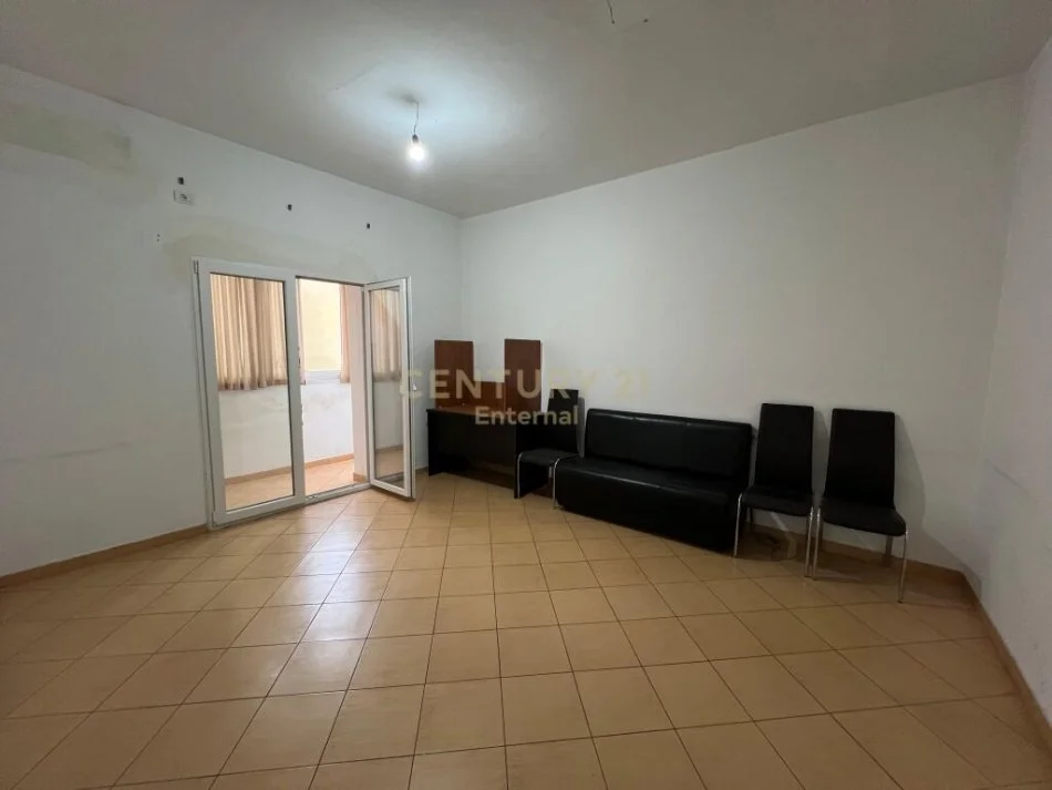 Tirane, jepet me qera ambjent biznesi Kati 1, 99 m² 600 € (Sheshi Willson)