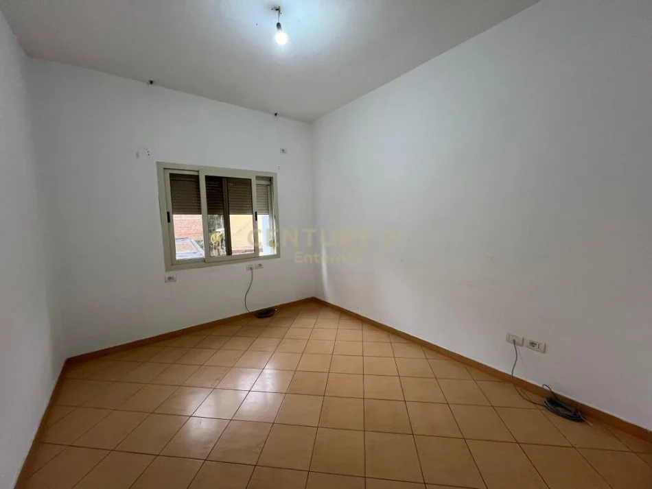 Tirane, jepet me qera ambjent biznesi Kati 1, 99 m² 600 € (Sheshi Willson)