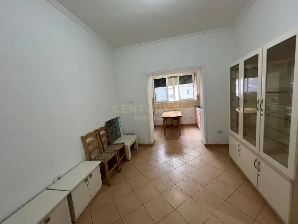 Tirane, jepet me qera ambjent biznesi Kati 1, 99 m² 600 € (Sheshi Willson)