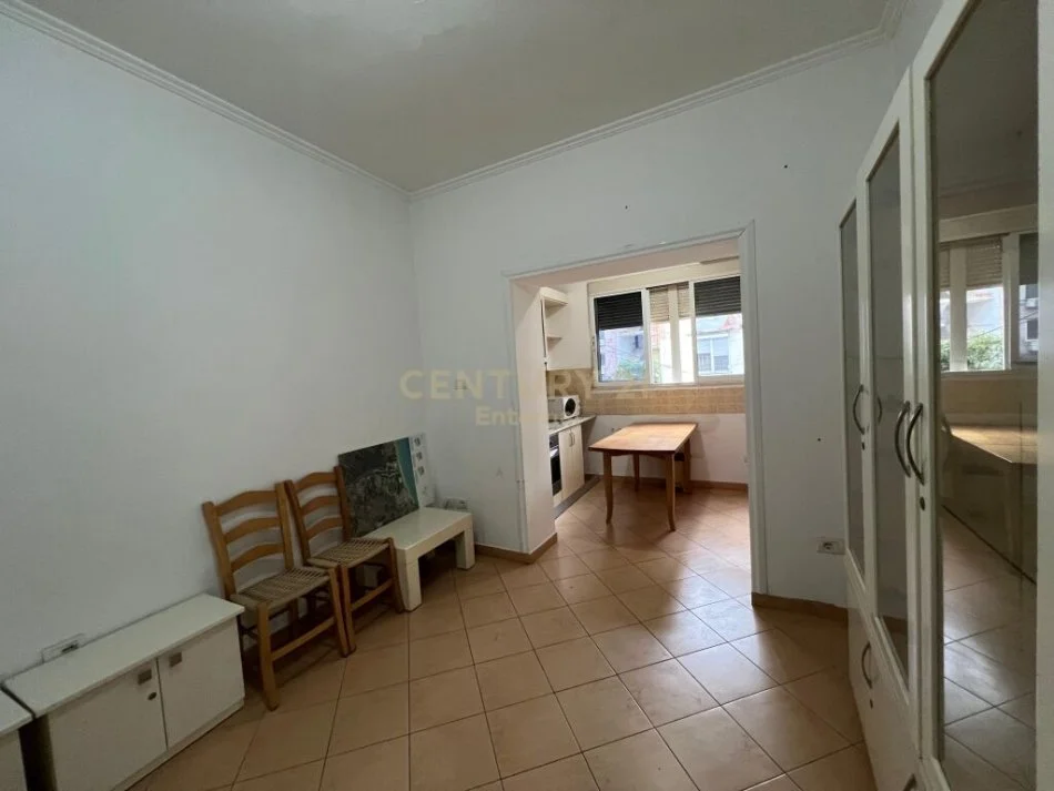 Tirane, jepet me qera ambjent biznesi Kati 1, 99 m² 600 € (Sheshi Willson)