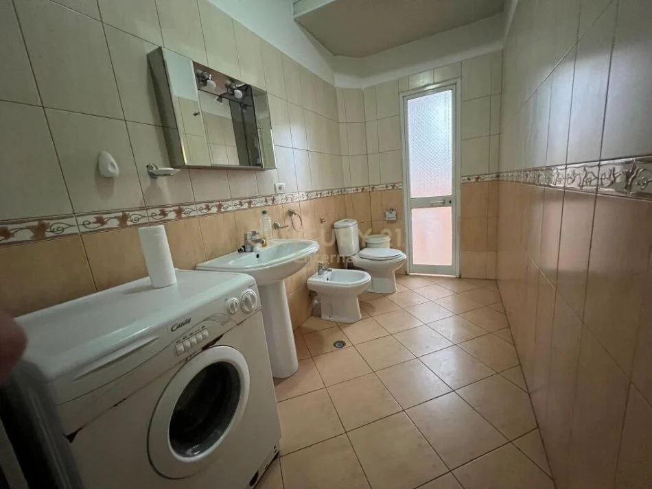 Tirane, jepet me qera ambjent biznesi Kati 1, 99 m² 600 € (Sheshi Willson)