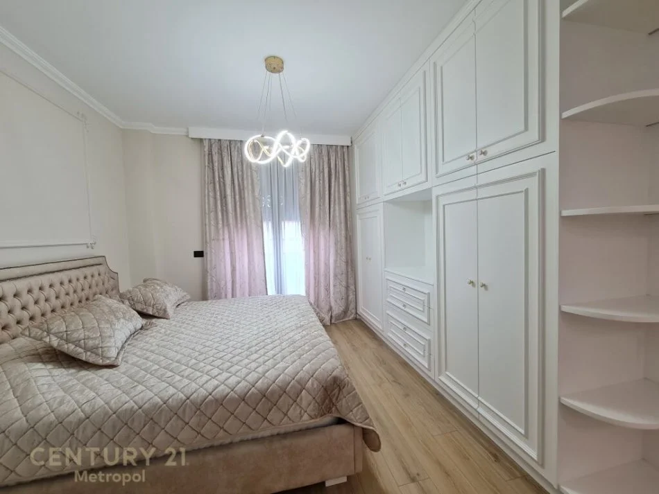 Tirane, jepet me qera apartament 3+1+Ballkon Kati 3, 140 m² 2.400 € (Qendra Tregtare TEG)