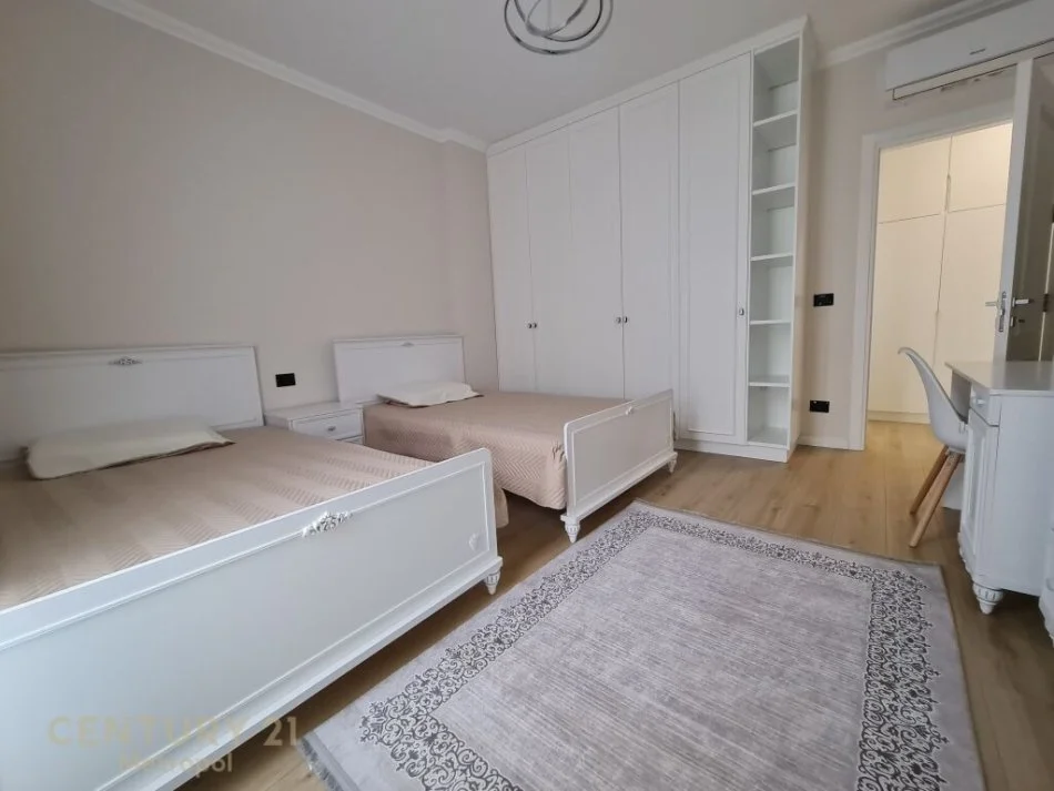 Tirane, jepet me qera apartament 3+1+Ballkon Kati 3, 140 m² 2.400 € (Qendra Tregtare TEG)