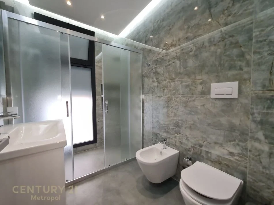 Tirane, jepet me qera apartament 3+1+Ballkon Kati 3, 140 m² 2.400 € (Qendra Tregtare TEG)