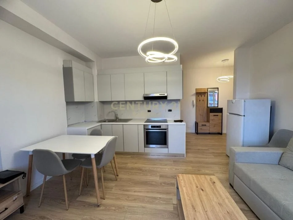 Tirane, jepet me qera apartament 1+1 Kati 5, 70 m² 570 € (Komuna e Parisit)