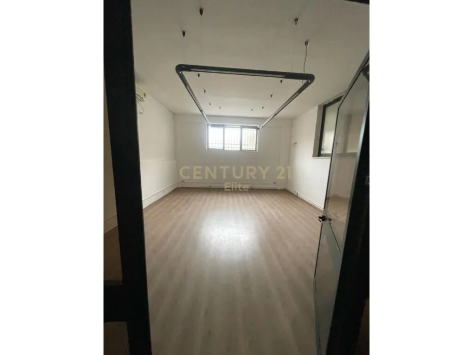 Tirane, jepet me qera magazine Kati 0, 1.027 m² 7.000 € (Ali Demi)