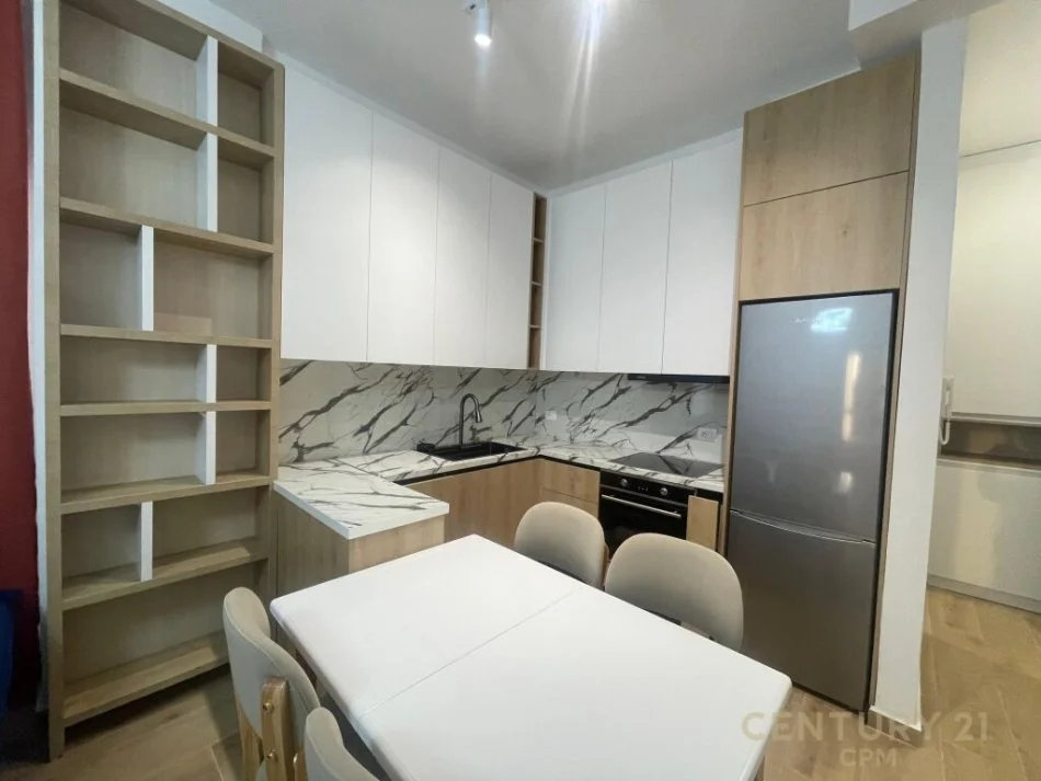 Tirane, jepet me qera apartament 1+1 Kati 8, 60 m² 700 € (pazari i ri)