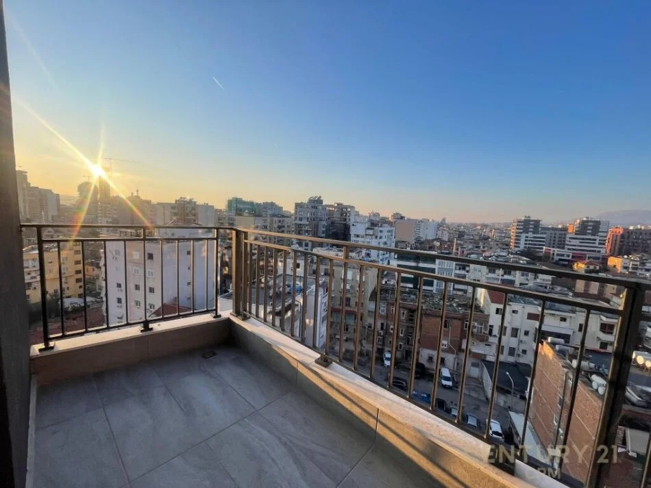 Tirane, jepet me qera apartament 1+1 Kati 8, 60 m² 700 € (pazari i ri)