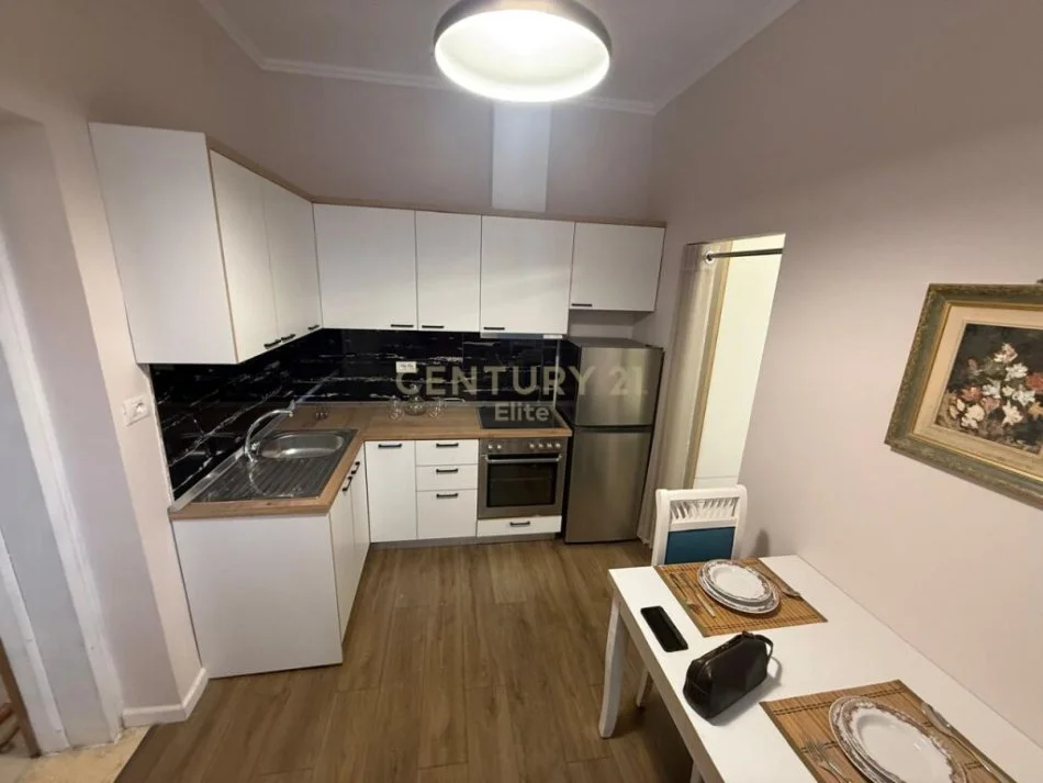 Tirane, shitet garsonier 1+1 Kati 3, 40 m² 97.800 € (Rruga e Durresit)