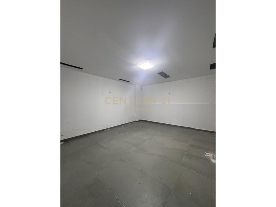 Tirane, jap me qera ambjent biznesi , 670 m² 5.882 € (Komuna e Parisit)