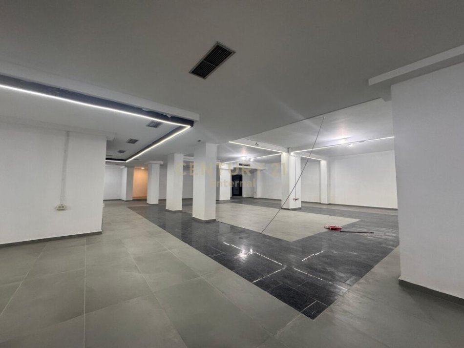 Tirane, jap me qera ambjent biznesi , 670 m² 5.882 € (Komuna e Parisit)