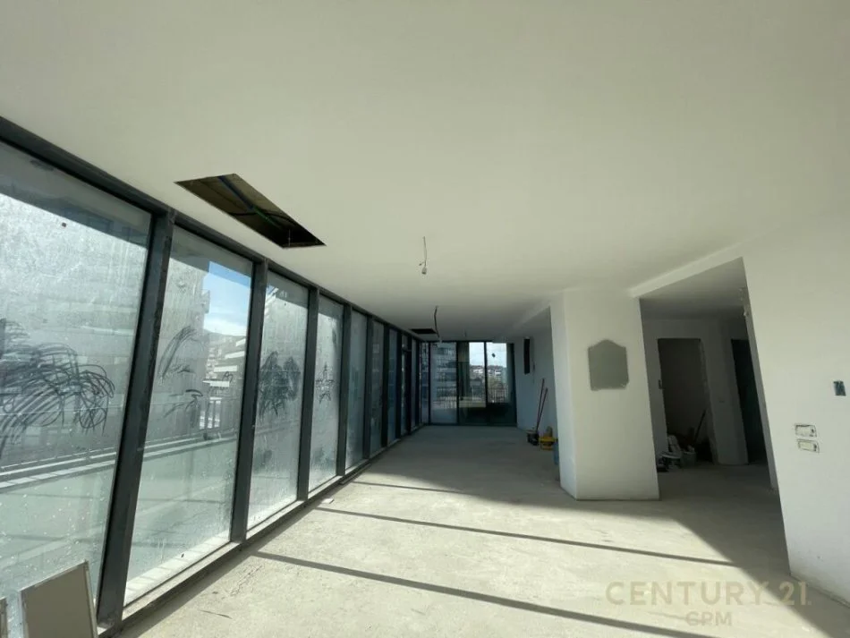 Tirane, jepet me qera apartament 2+1+Ballkon Kati 3, 200 m² 3.000 € (Liqeni i Tiranes)