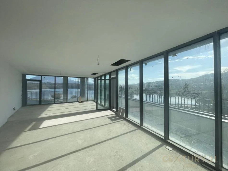Tirane, jap me qera ZYRE+POST PARKIMI , 200 m² 3.000 € (Lake View Residences, Liqeni i Tiranës)