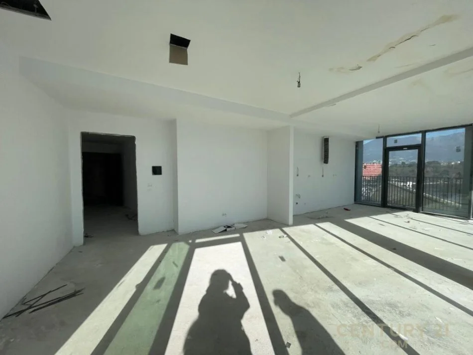 Tirane, jepet me qera apartament 2+1+Ballkon Kati 3, 200 m² 3.000 € (Liqeni i Tiranes)