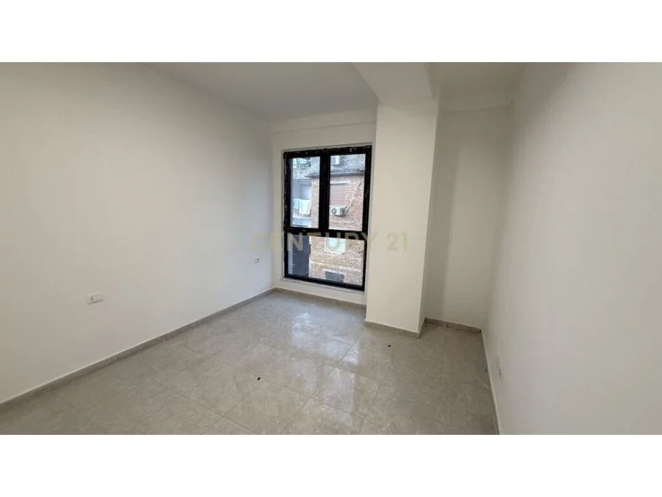 Tirane, jepet me qera ambjent biznesi Kati 3, 89 m² 800 € (Pazari i ri)