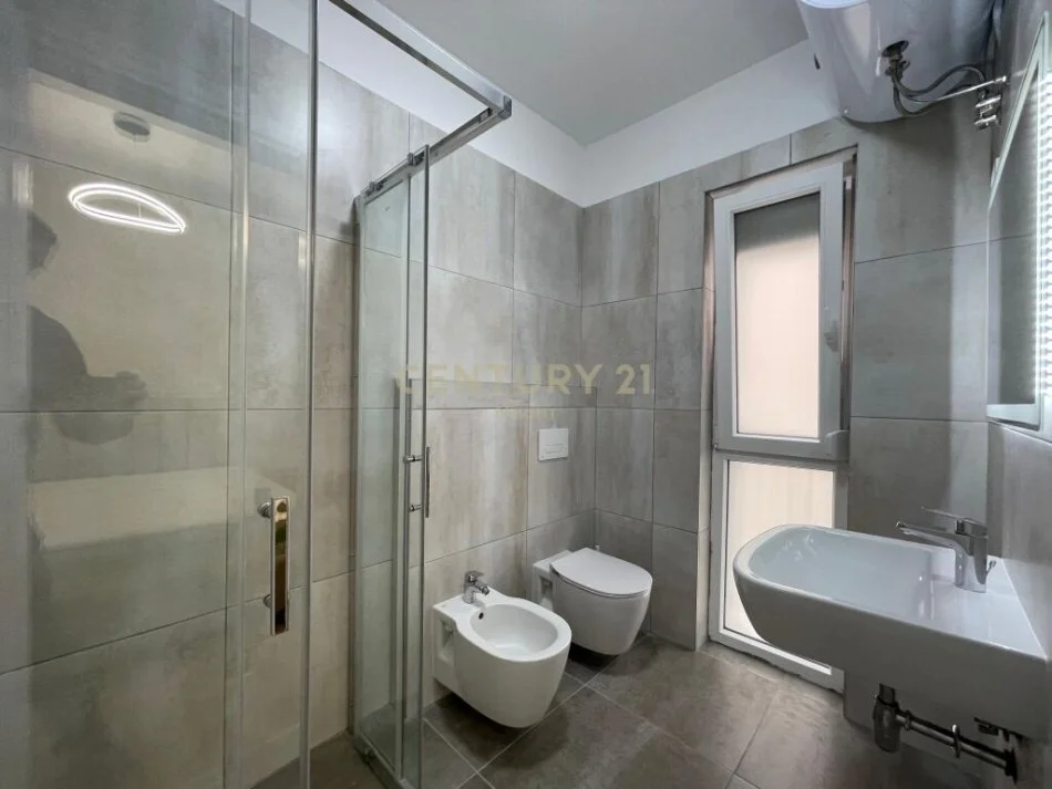 Tirane, jepet me qera apartament 2+1+Aneks+Ballkon Kati 1, 87 m² 1.000 € (Neom109479)