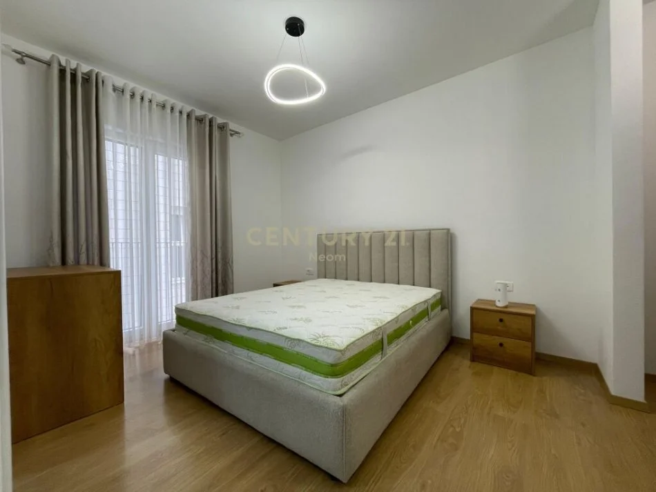 Tirane, jepet me qera apartament 2+1 Kati 1, 87 m² 1.000 € (Liqeni i Thate)