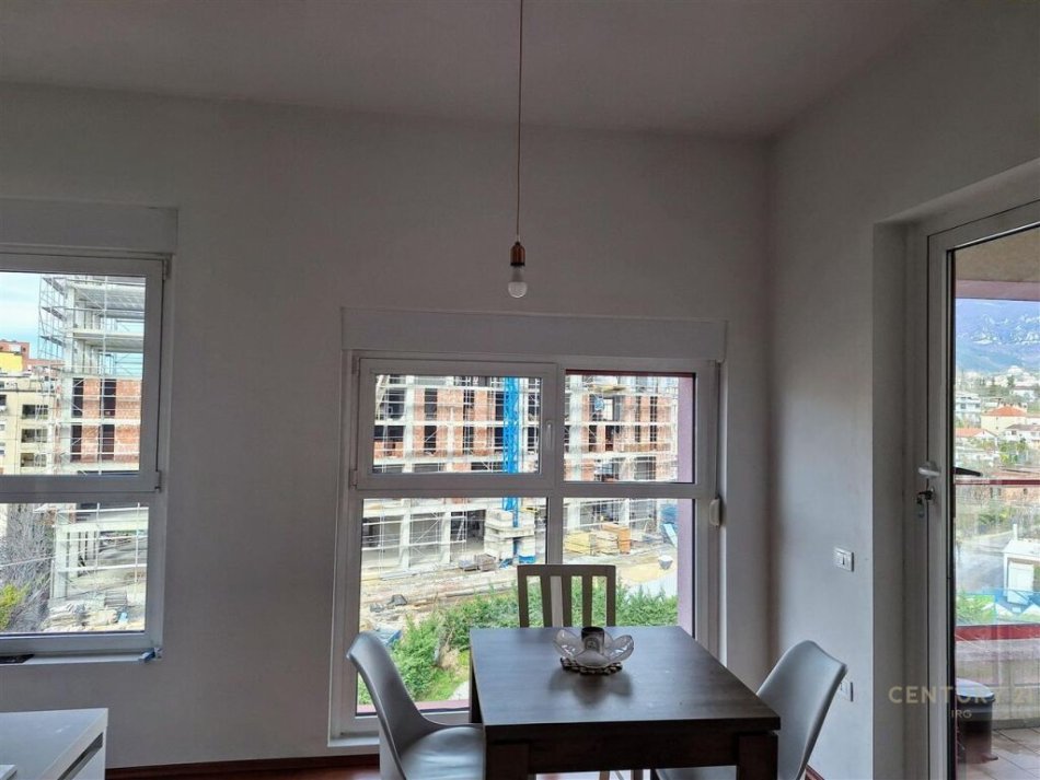 Tirane, jepet me qera apartament 2+1+Ballkon Kati 5, 95 m² 550 € (Kompleksi Mangalem)