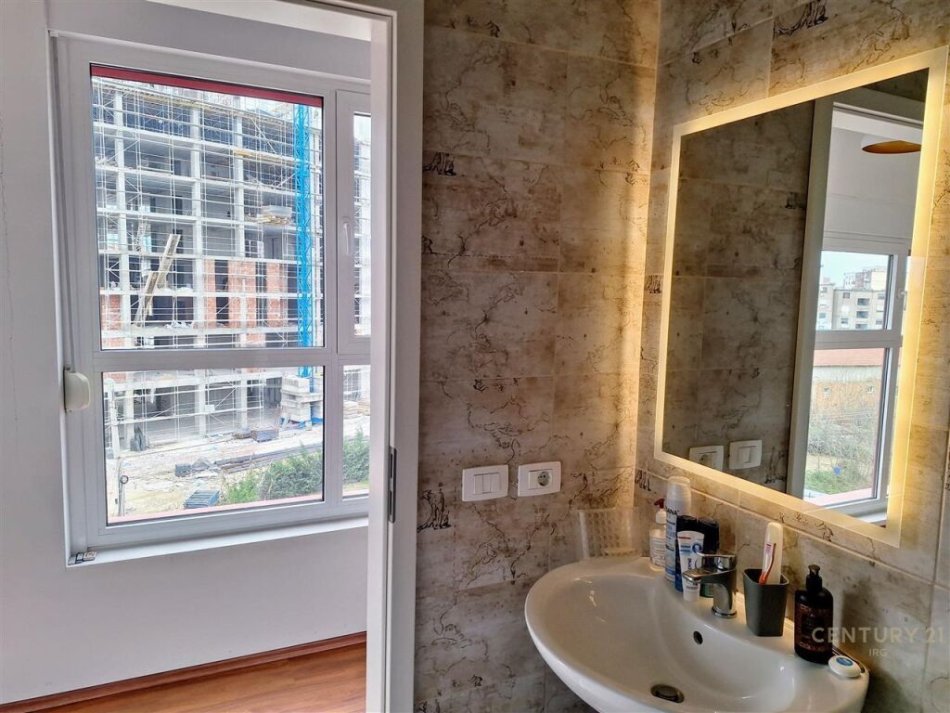 Tirane, jepet me qera apartament 2+1+Ballkon Kati 5, 95 m² 550 € (Kompleksi Mangalem)