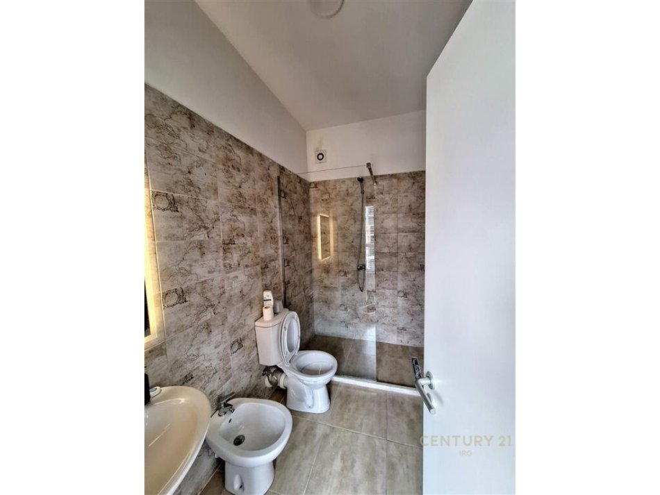 Tirane, jepet me qera apartament 2+1+Ballkon Kati 5, 95 m² 550 € (Kompleksi Mangalem)