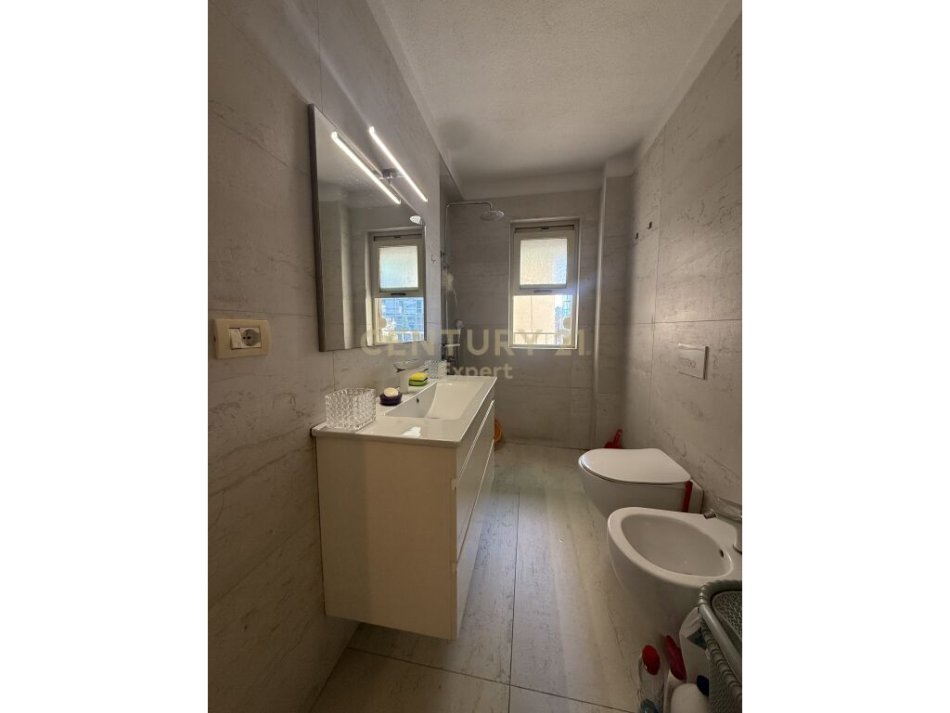 Tirane, jepet me qera apartament 2+1 Kati 4, 70 m² 600 € (Myslym Shyr)