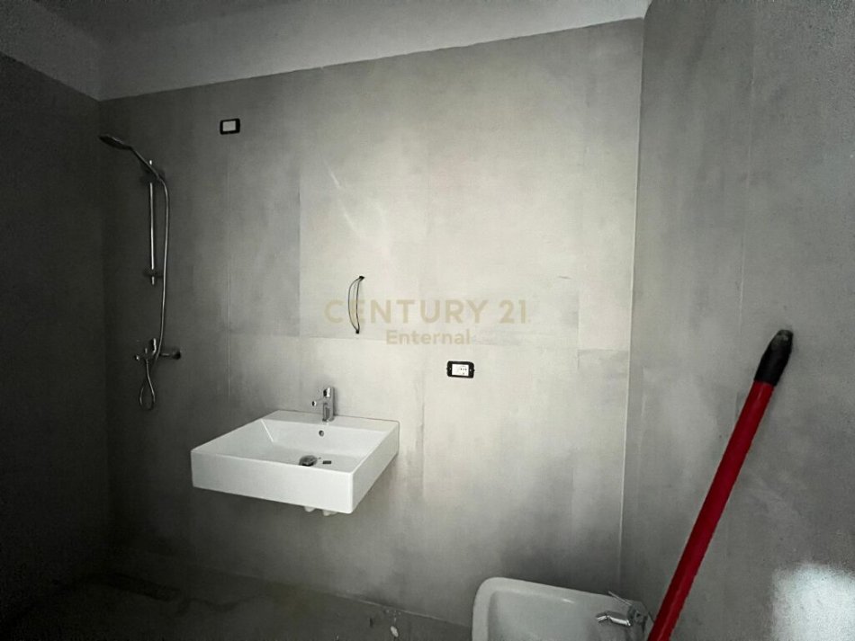 Tirane, jap me qera zyre , 83 m² 700 € (Komuna e Parisit)