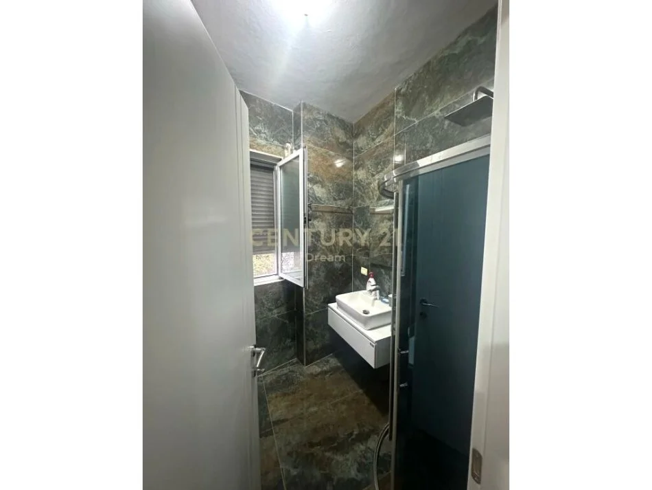 Tirane, jepet me qera apartament 2+1+Ballkon Kati 2, 101 m² 480 € 