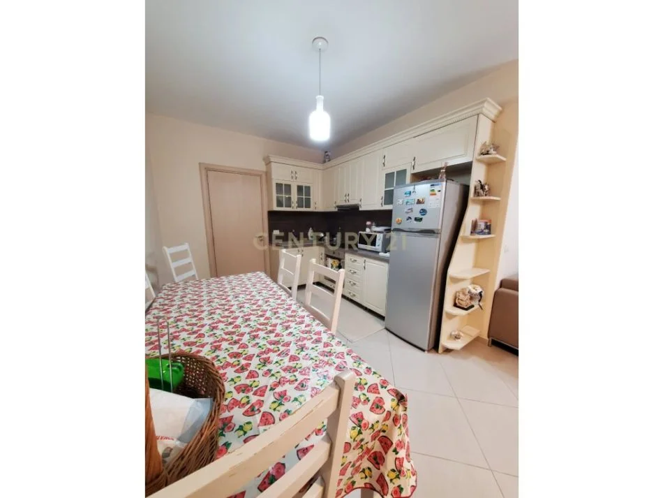 Tirane, jepet me qera apartament 2+1 , 90 m² 450 € (FRESK)