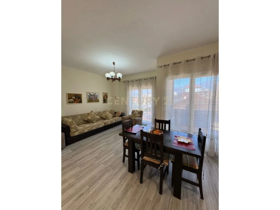 Tirane, jepet me qera apartament 2+1 Kati 2, 98 m² 650 € (medrese)