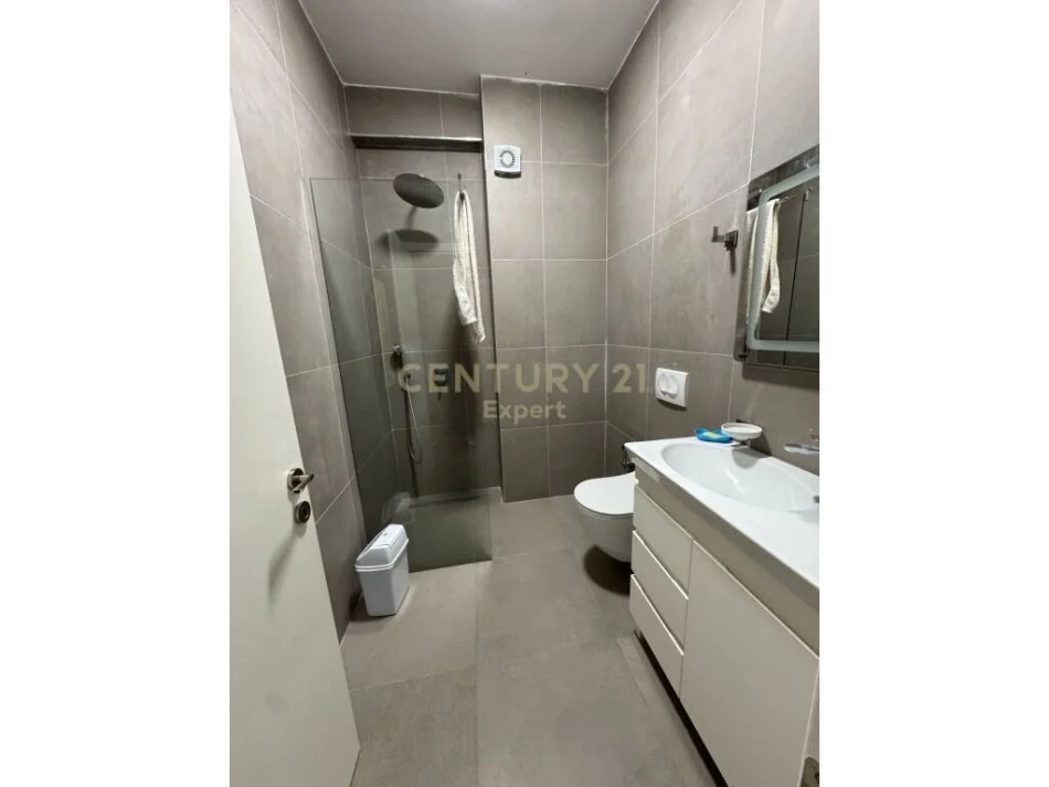 Tirane, jepet me qera apartament 2+1 Kati 2, 98 m² 650 € (medrese)