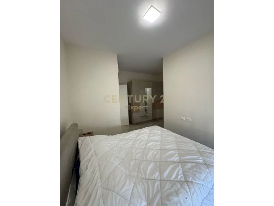 Tirane, jepet me qera apartament 2+1 Kati 2, 98 m² 650 € (medrese)