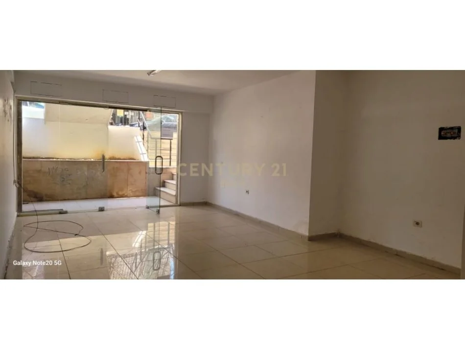 Tirane, shitet dyqan Kati 0, 46 m² 80.000 € (Siri Kodra)