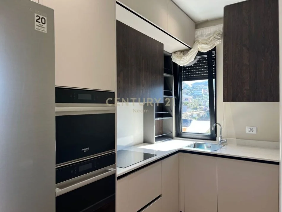 Tirane, jepet me qera apartament+verande | Penthouse 2+1+Aneks+Ballkon Kati 5, 148 m² 1.800 € (Neom109848)