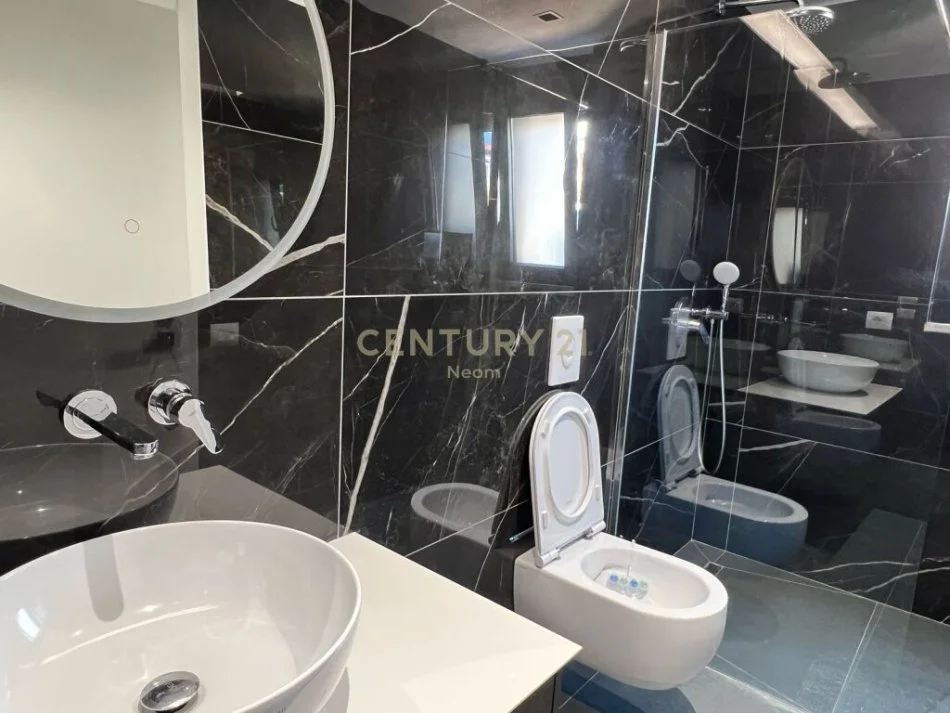 Tirane, jepet me qera apartament+verande | Penthouse 2+1+Aneks+Ballkon Kati 5, 148 m² 1.800 € (Neom109848)