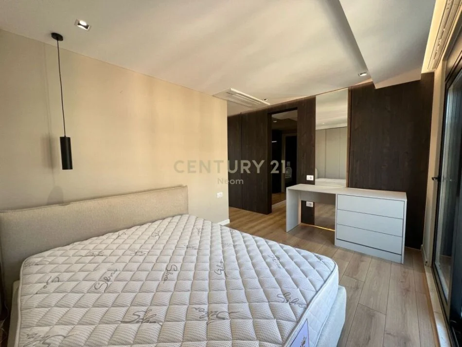 Tirane, jepet me qera apartament+verande | Penthouse 2+1+Aneks+Ballkon Kati 5, 148 m² 1.800 € (Neom109848)