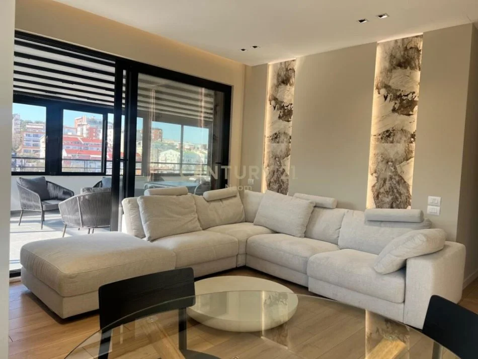 Tirane, jepet me qera apartament+verande | Penthouse 2+1+Aneks+Ballkon Kati 5, 148 m² 1.800 € (Neom109848)