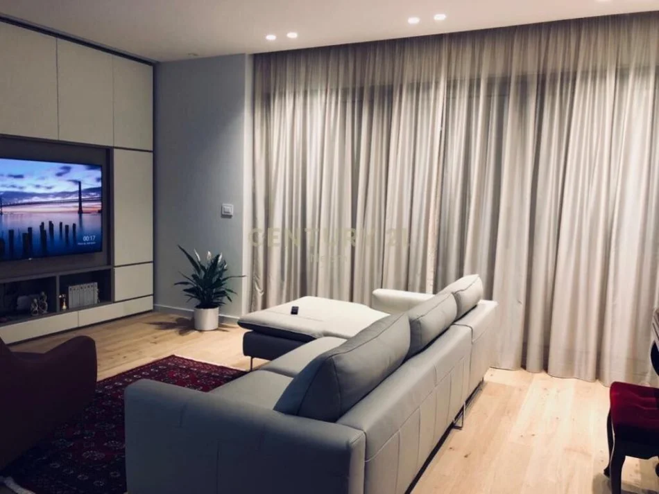 Tirane, jepet me qera apartament 1+1+Aneks+Ballkon Kati 9, 100 m² 1.000 € (Neom109917)