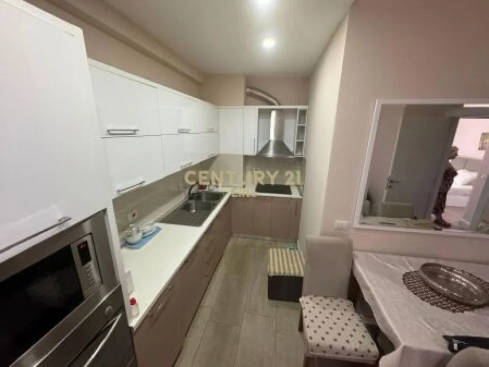 Tirane, jepet me qera apartament 1+1 Kati 2, 56 m² 620 € (Rruga Tefta Tashko, prane gjimnazit Ismail Qemali)