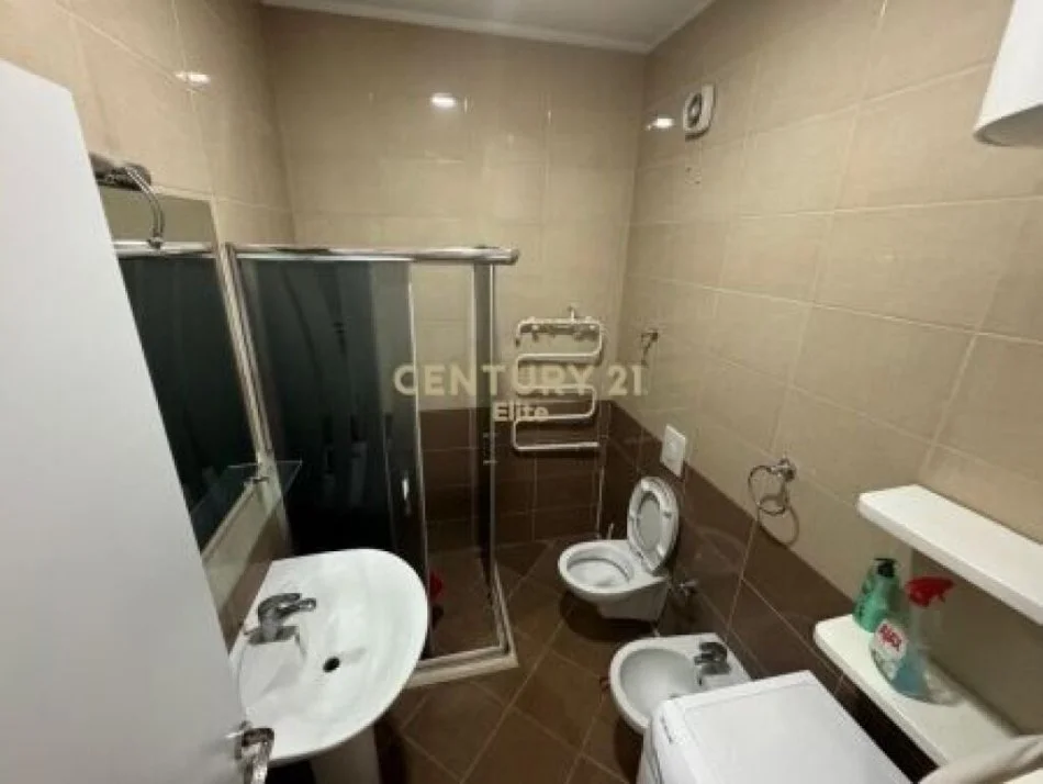 Tirane, jepet me qera apartament 1+1 Kati 2, 56 m² 620 € (Rruga Tefta Tashko, prane gjimnazit Ismail Qemali)