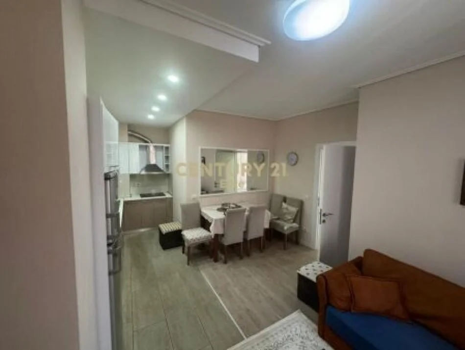 Tirane, jepet me qera apartament 1+1 Kati 2, 56 m² 620 € (Rruga Tefta Tashko, prane gjimnazit Ismail Qemali)