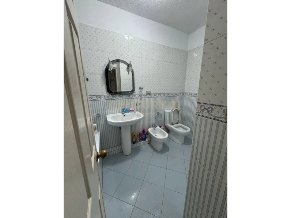 Tirane, jepet me qera apartament Kati 7, 100 m² 900 € 