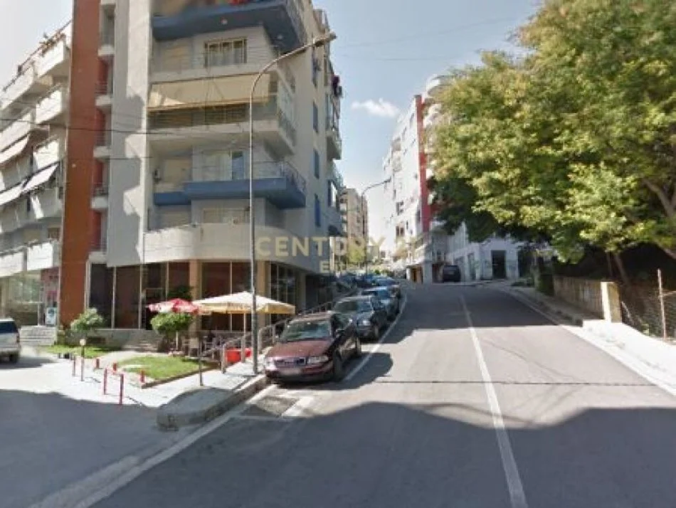 Tirane, shitet magazine Kati 0, 240 m² 170.000 € (Fresku)