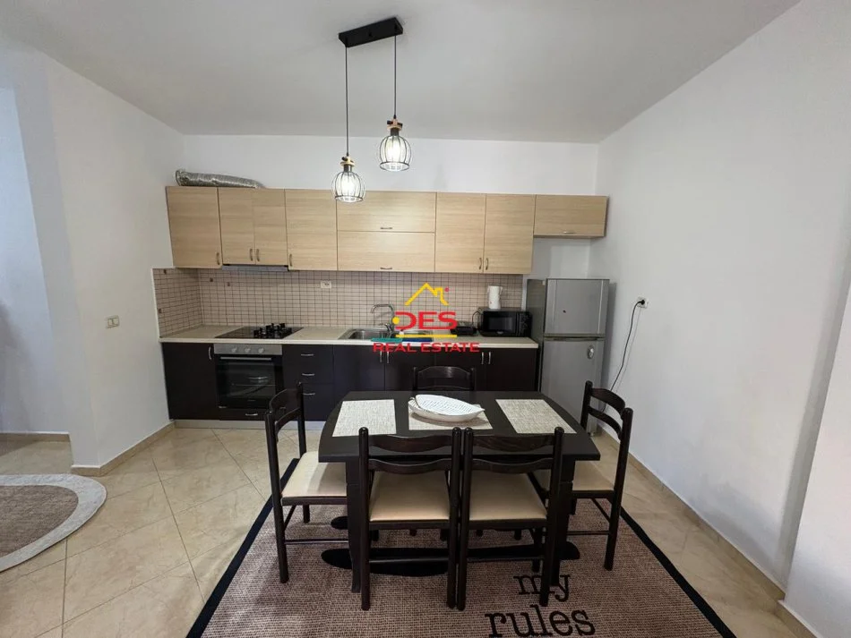 Vlore, jepet me qera apartament 1+1+Ballkon Kati 5, 70 m² 400 € (Rruga Murat Tërbaçi)