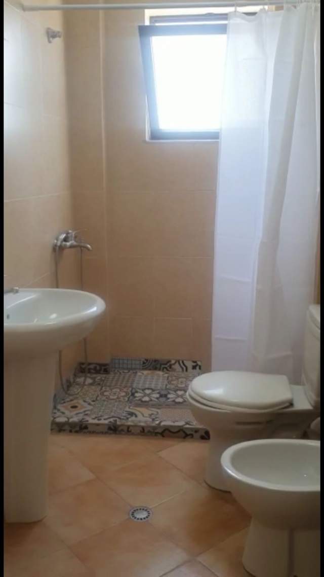 Tirane, jepet me qera apartament 1+1+BLK Kati 5, 65 m² 40.000 Leke (prane Globe)