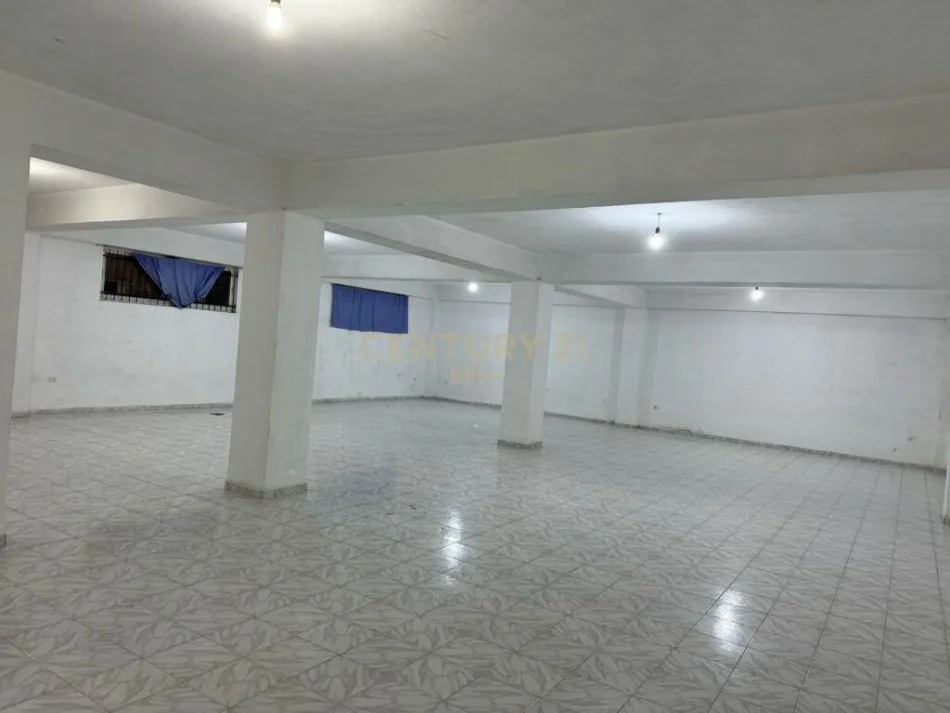 Tirane, jepet me qera ambjent biznesi Kati 0, 372 m² 1.600 € (Shkoze)