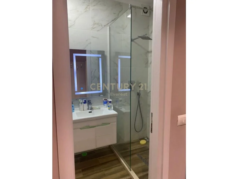 Tirane, jepet me qera apartament 1+1 Kati 8, 70 m² 650 € (Kompleksi Panorama)